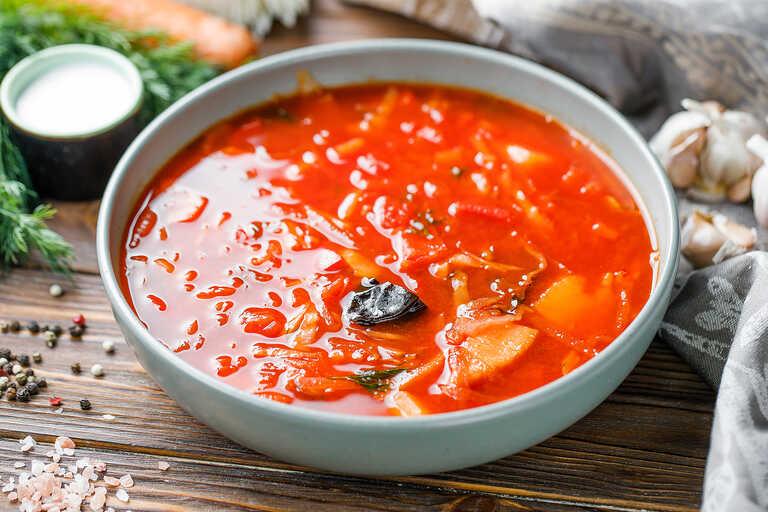 Sopa tradicional ucraniana de remolacha, tomates y costillas de cerdo